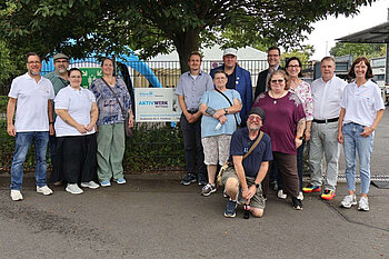 Ein Gruppenfoto mit der Leitung und Mitarbeitenden der Regionalen Diakonie Oberhessen und des Aktiv Werks Wetterau.