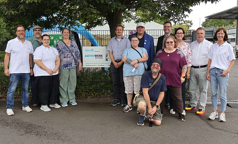 Ein Gruppenfoto mit der Leitung und Mitarbeitenden der Regionalen Diakonie Oberhessen und des Aktiv Werks Wetterau.
