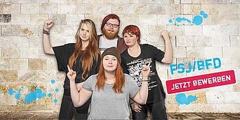 Symbolbild für den Freiwilligendienst mit vier jungen Menschen in guter Laune.