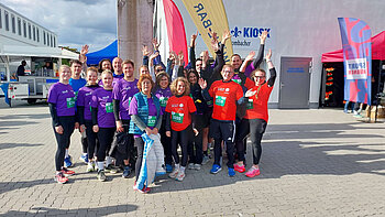 EIn Gruppenfoto der Teilnehmenden des 13. Merck-Firmenlaufs am 12. Mai 2026 in Darmstadt.