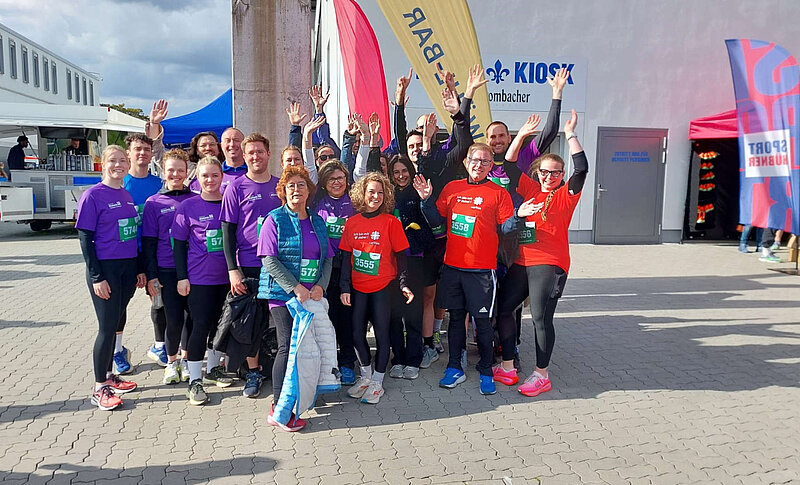 EIn Gruppenfoto der Teilnehmenden des 13. Merck-Firmenlaufs am 12. Mai 2026 in Darmstadt.