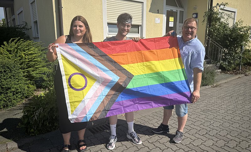 Pride Flag als Zeichen für Vielfalt / Buntes Büro schließt zum 31. Juli