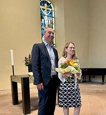 Der Geschäftsführer der Regionalen Diakonie in Hessen-Nassau, Volker Knöll und Ulrike Gürlet stehen nebeneinander.
