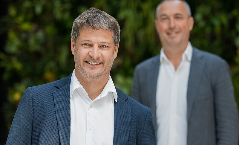 Geschäftsführer Tobias Lauer (links) mit Geschäftsführer Volker Knöll (rechts) im Hintergrund