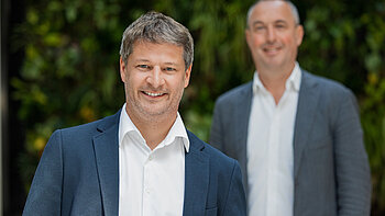 Geschäftsführer Tobias Lauer (links) mit Geschäftsführer Volker Knöll (rechts) im Hintergrund