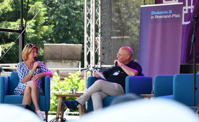 Diskussionsrunde Blaue Couch auf dem RLP-Tag mit Malu Dreyer und Albrecht Bähr