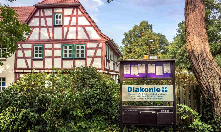 Frontaler Blick auf das Gebäude Winkelsmühler der Diakonie Offenbach-Dreieich-Rodgau