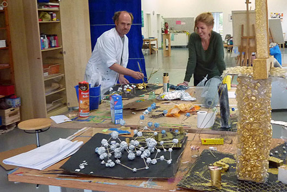 Blick in das Offene Atelier Wehrheim mit zwei Künstern bei der Arbeit