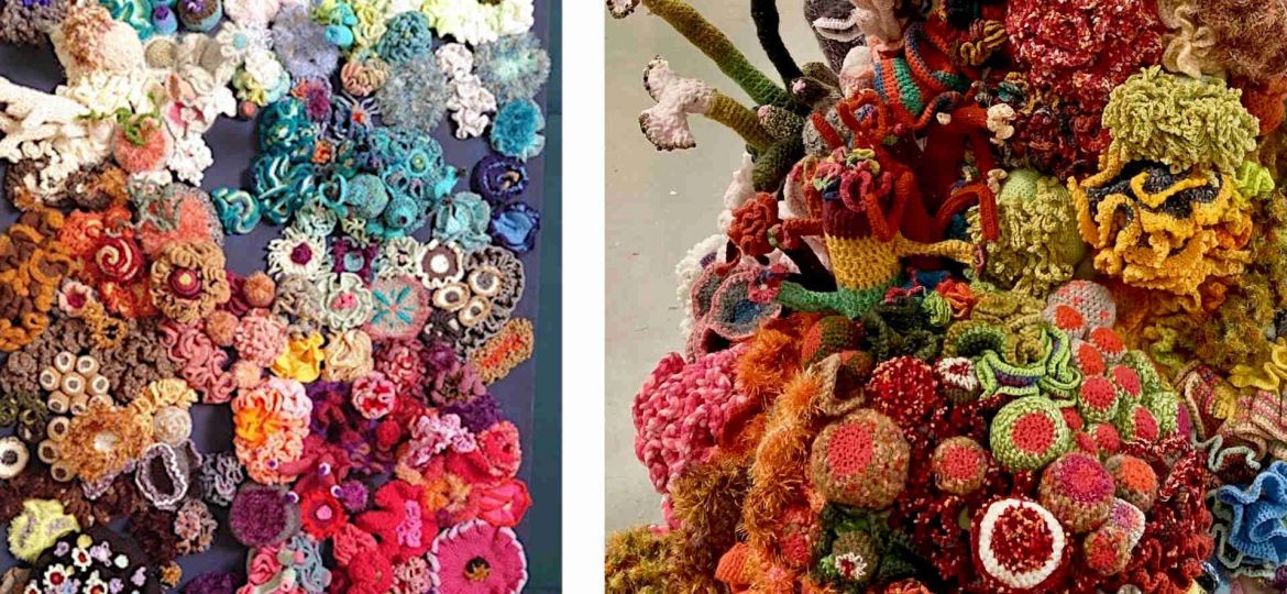 Zwei Bilder eines gehäkelten, buntes Korallenriffs - ein Kunstwerk des Offenen Ateliers Wehrheim
