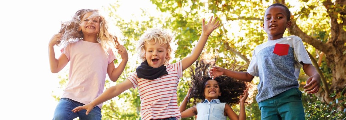 Kinder springen lachend in die Luft, Motiv der Herbstsammlung 2023 der Regionalen Diakonie Hessen-Nassau.